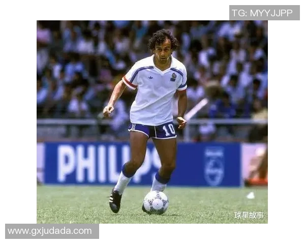 三条杠足球球星是谁揭秘 他背后隐藏的传奇故事与成就