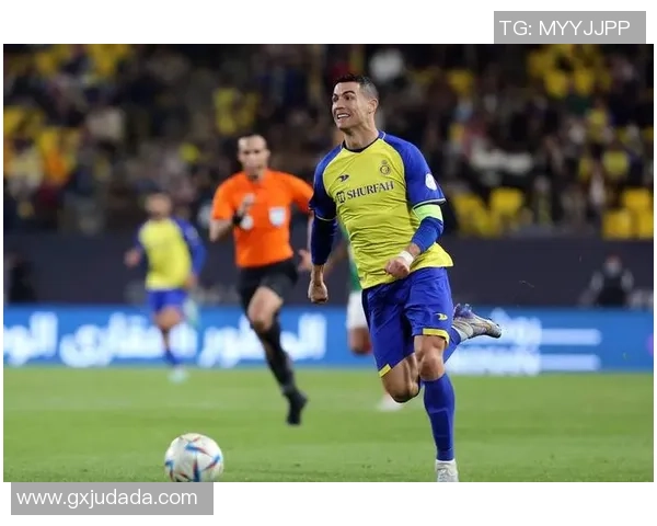 为何一些足球明星手臂看起来更细？深度解析运动员体型与训练的关系