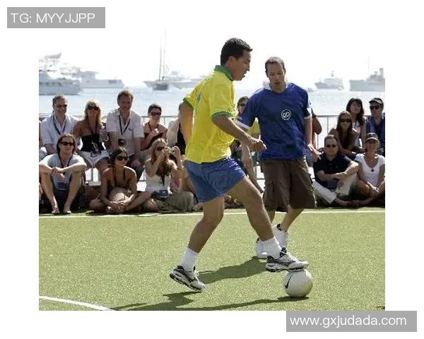 以足球球星客厅挂画打造激情与荣耀并存的运动艺术空间