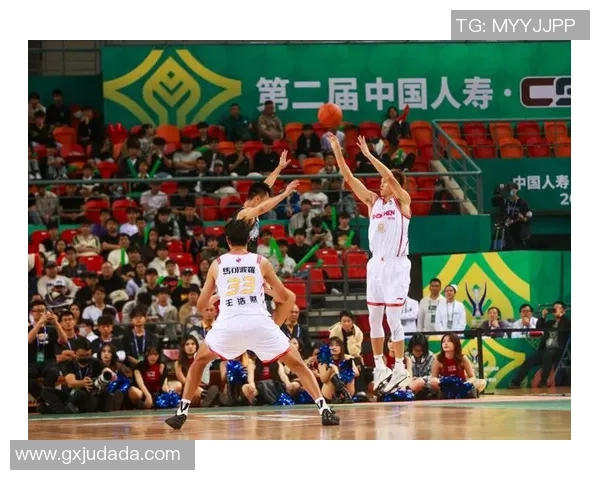 篮球球星现场观看中国足球比赛感受独特氛围与球场激情