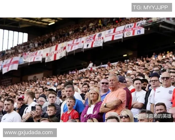 足球明星与球迷亲密互动揭秘如何拉近距离与传递正能量